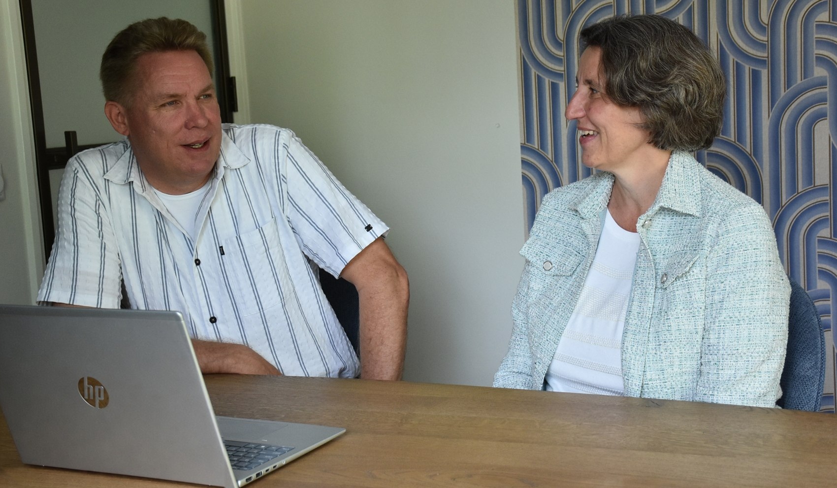 Michel en Rita Frijns aan de vergadertafel op kantoor